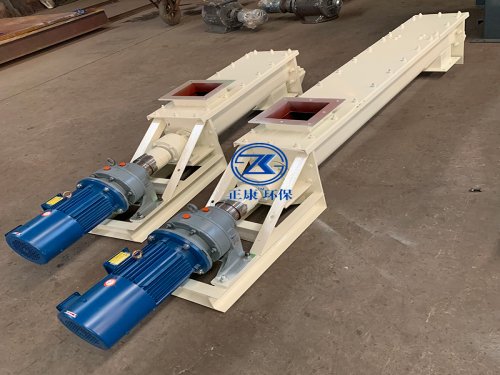 Pipe type screw conveyor and chain type screw conveyor