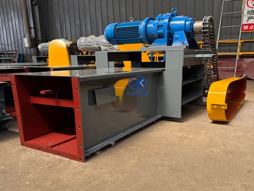 What are the safe technical measures for transporting materials with scraper conv